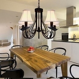 Traditionel klassisk antik messing lysekrone