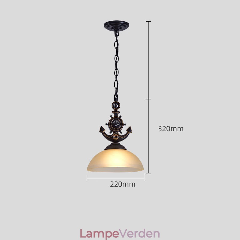 En lys sort rustik kunstnerisk retro antik pendel med glasskærm