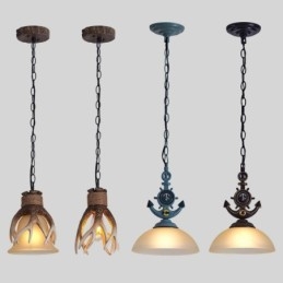 En lys sort rustik kunstnerisk retro antik pendel med glasskærm
