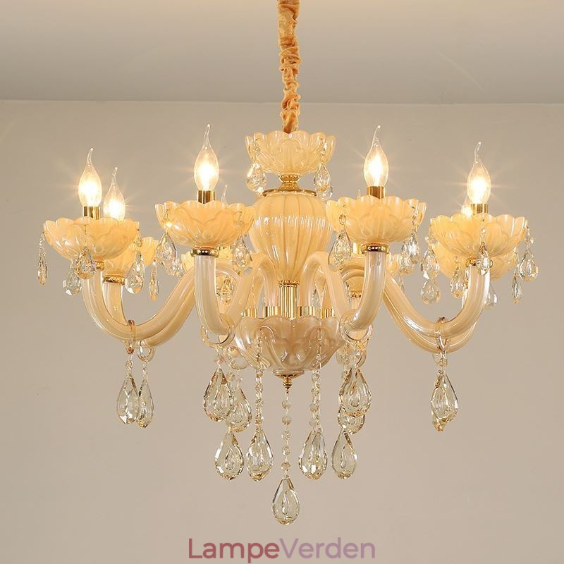 Iøjnefaldende krystallysekrone Europæisk cognacfarve loftslampe glashus 8 lys