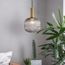 Pendel i ribbet glas med messingholder