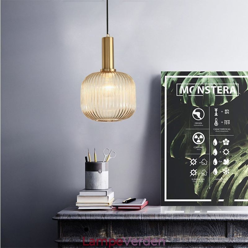 Pendel i ribbet glas med messingholder
