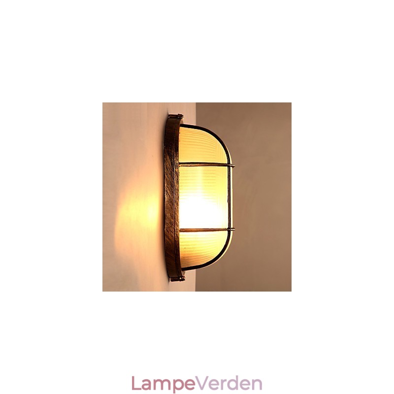 Kreativ personlighed genopretter ældgamle måder. Glasvæglampelys