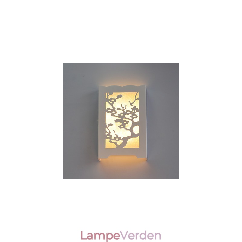 Hvid Blommeblomstens væglampe af udskårne mønstre eller design på træværkslys