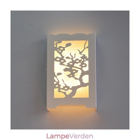 Hvid Blommeblomstens væglampe af udskårne mønstre eller design på træværkslys