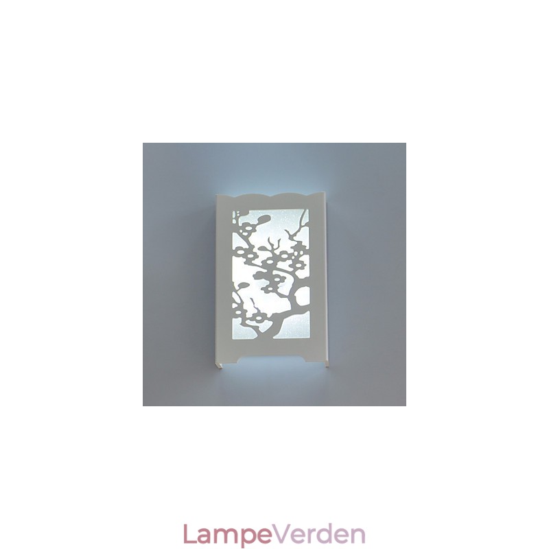 Hvid Blommeblomstens væglampe af udskårne mønstre eller design på træværkslys