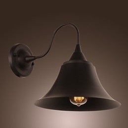 Kunstnerisk væglampe med retro metalskærm og beslag