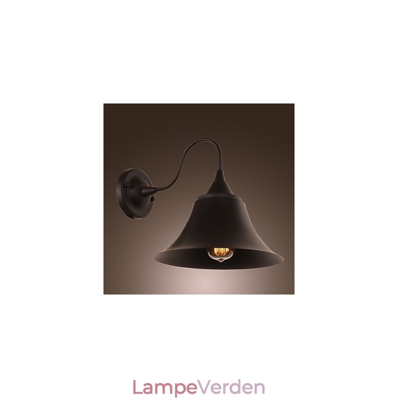 Kunstnerisk væglampe med retro metalskærm og beslag