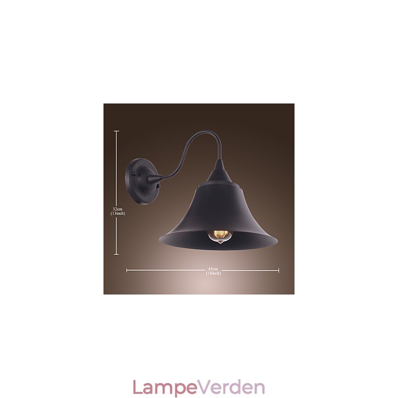 Kunstnerisk væglampe med retro metalskærm og beslag