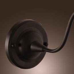 Kunstnerisk væglampe med retro metalskærm og beslag