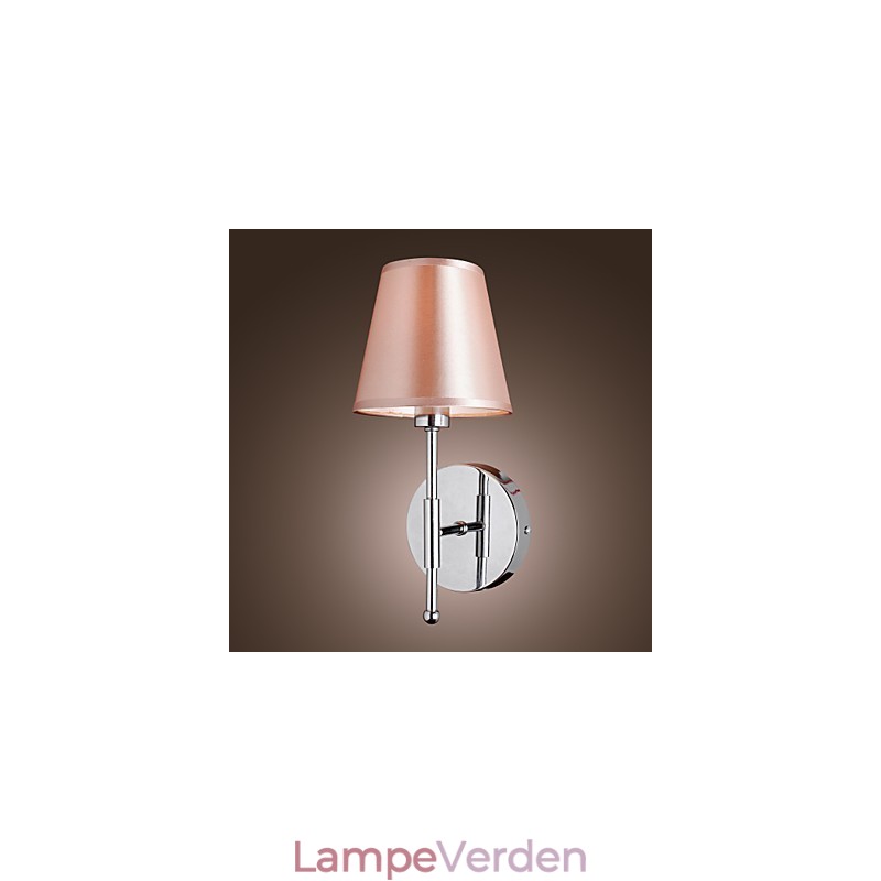Enkelt designet væglampe i varmt lys