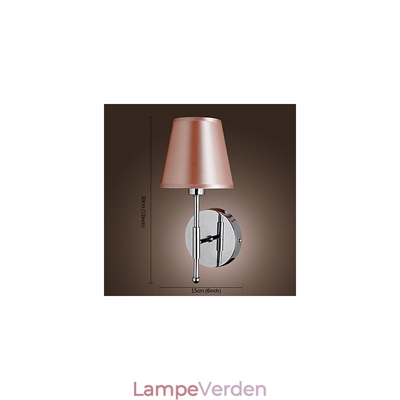 Enkelt designet væglampe i varmt lys