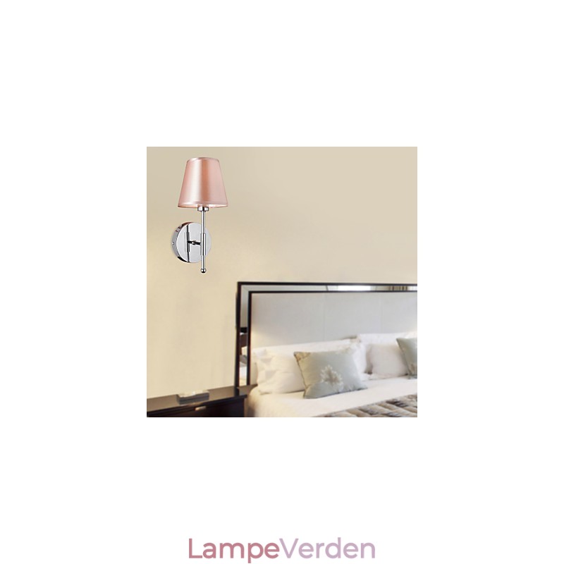 Enkelt designet væglampe i varmt lys