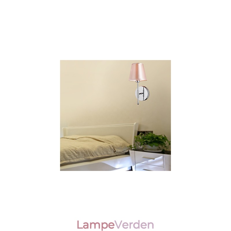 Enkelt designet væglampe i varmt lys