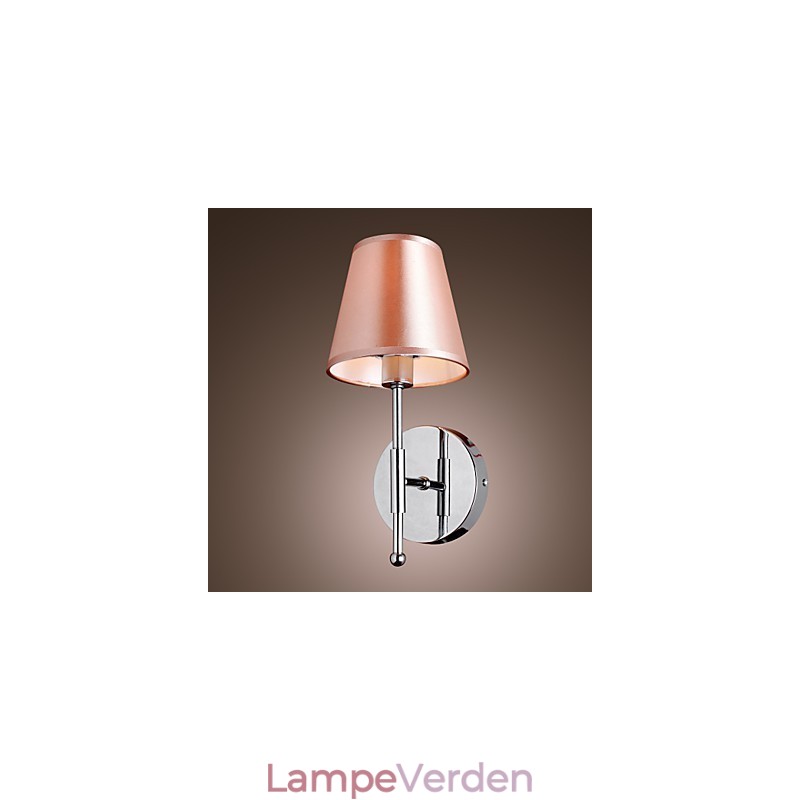 Enkelt designet væglampe i varmt lys