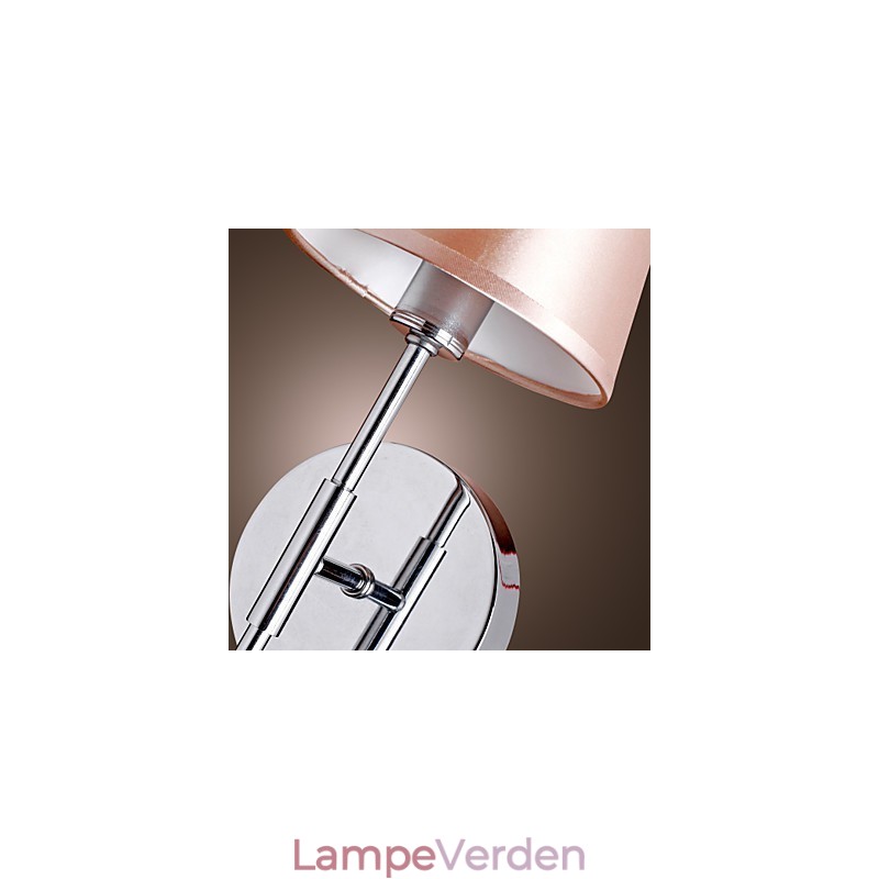 Enkelt designet væglampe i varmt lys