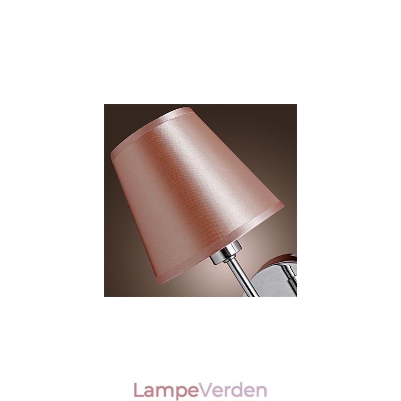 Enkelt designet væglampe i varmt lys