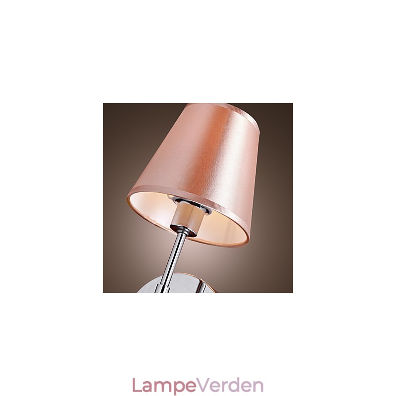 Enkelt designet væglampe i varmt lys