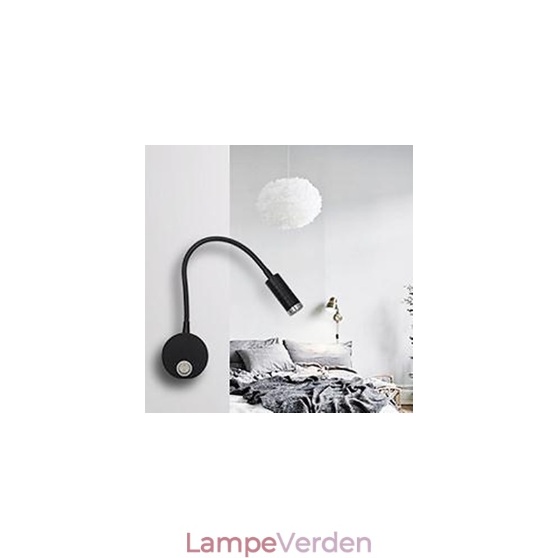 Væglampen til væglampen på hovedet af slangesengen er oplyst af den lyse læselampe