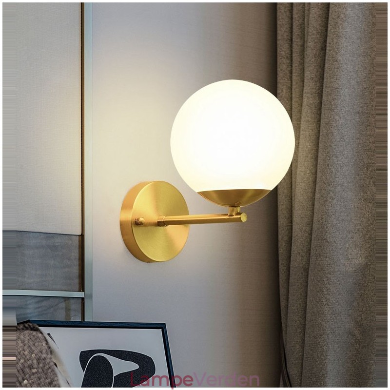 Modern Molecules Bean Wall Light med kugleglasskærm